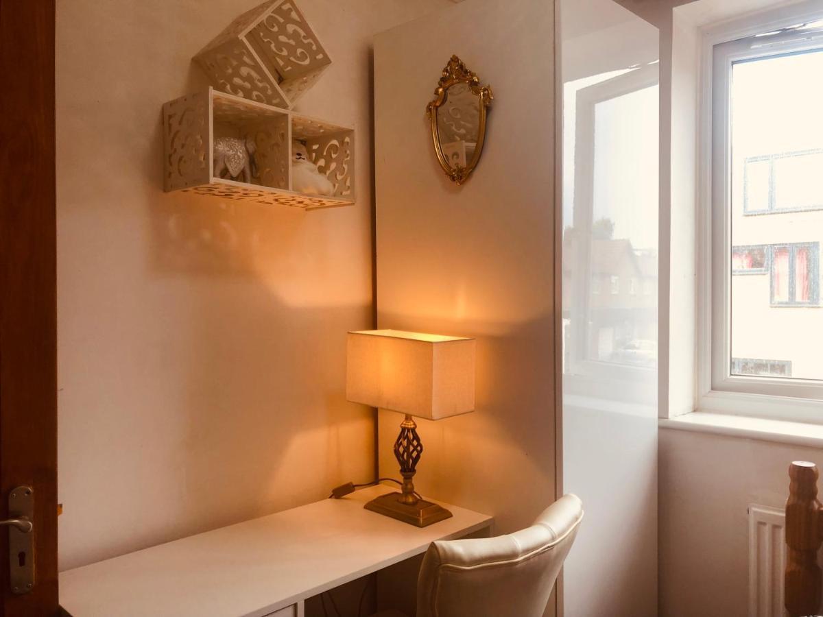 Cheerful 4 Bedroom House With Garden Free Parking Londyn Zewnętrze zdjęcie