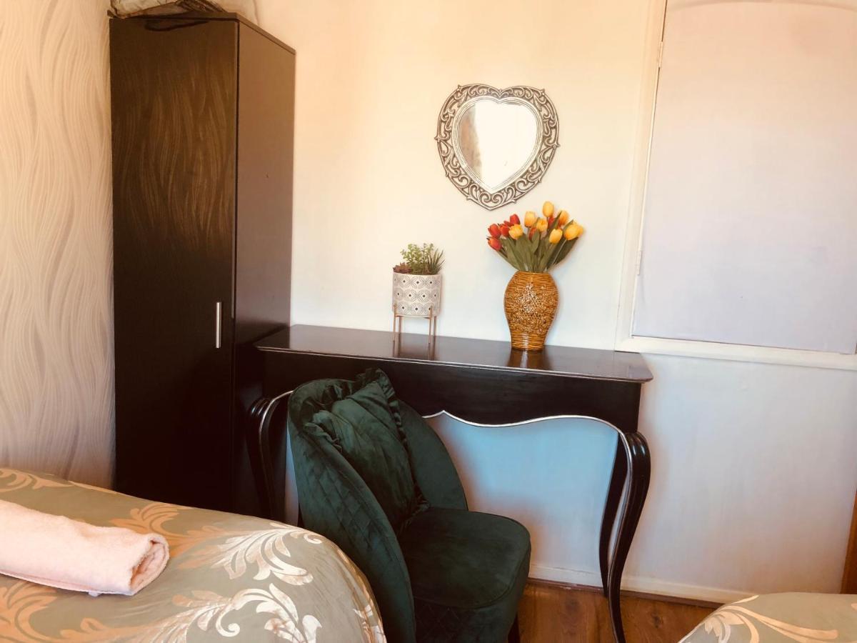 Cheerful 4 Bedroom House With Garden Free Parking Londyn Zewnętrze zdjęcie