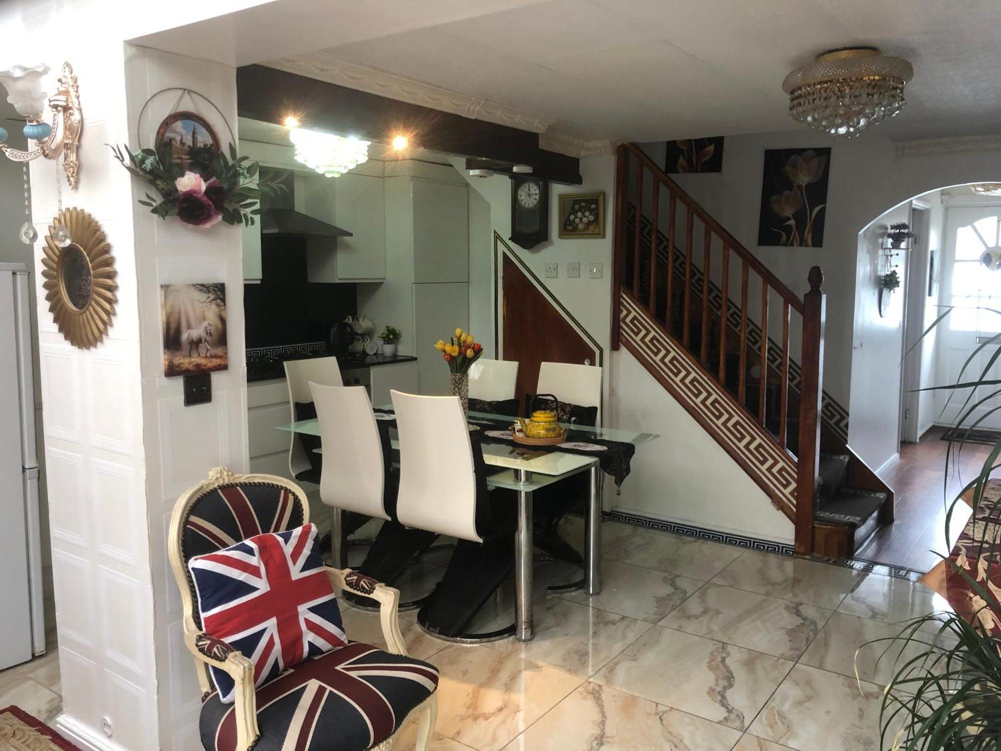 Cheerful 4 Bedroom House With Garden Free Parking Londyn Zewnętrze zdjęcie